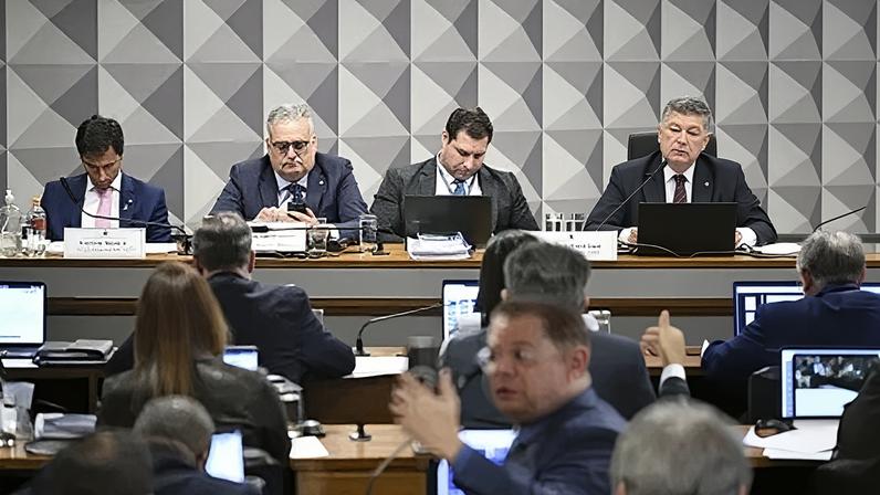 Parlamentares durante reunião da CPMI do INSS na quinta-feira (6)