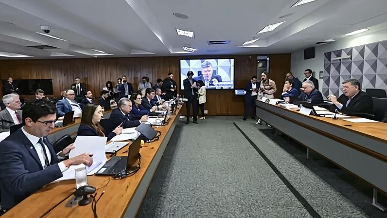 Senadores e deputados durante reunião da CPMI do INSS