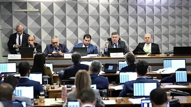 Parlamentares durante votações de requerimentos na CPMI do INSS