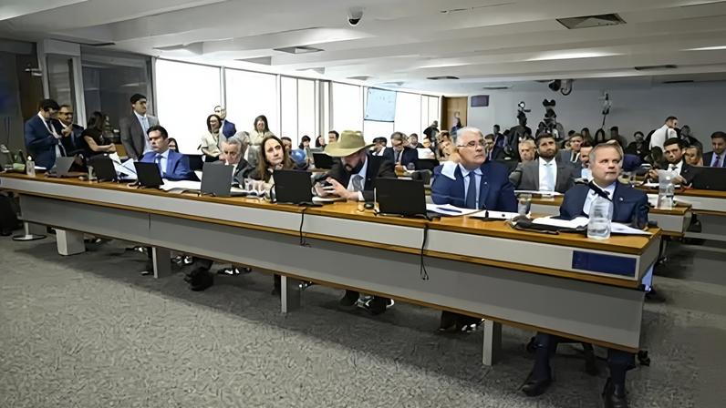 Parlamentares durante reunião da CPMI do INSS