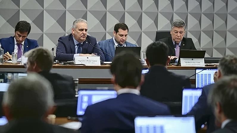 Da esquerda para a direita: o vice-presidente da CPMI, deputado Duarte Jr. (PSB-MA); o relator, deputado Alfredo Gaspar (União-AL); e o presidente, senador Carlos Viana (Podemos-MG), durante reunião do colegiado