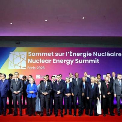Ativistas da Greenpeace invadem palco na cúpula nuclear francesa e confrontam Macron