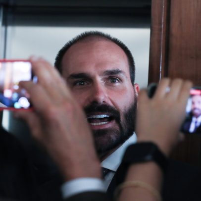 Bolsonaro grava congresso para o pai; ex-presidente proibido de ver celular