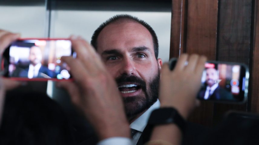 Eduardo grava vídeo para o pai enquanto Moraes restringe Bolsonaro