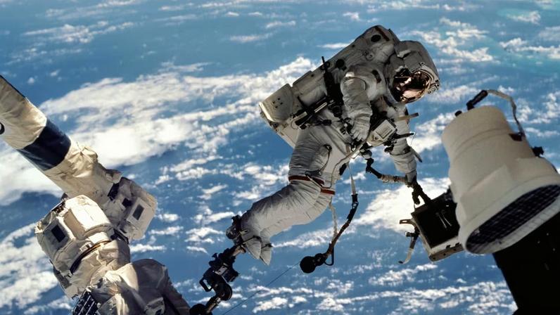 O astronauta David Wolf realiza uma caminhada espacial após o lançamento rumo à Estação Espacial Internacional em 7 de outubro de 2002, para a missão STS-112