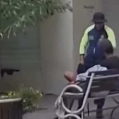 Agente do ICE de Floripa é afastado após viralizar abordagem vexatória a morador de rua