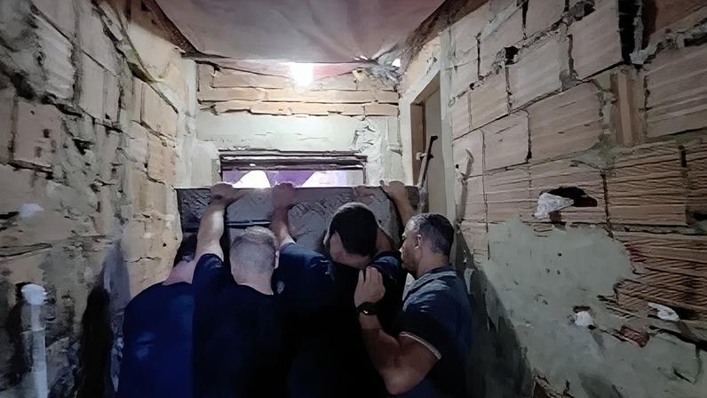 Policiais civis abrem bunker usado pelo tráfico durante operação na Rua General Caldwell, no Centro do Rio
