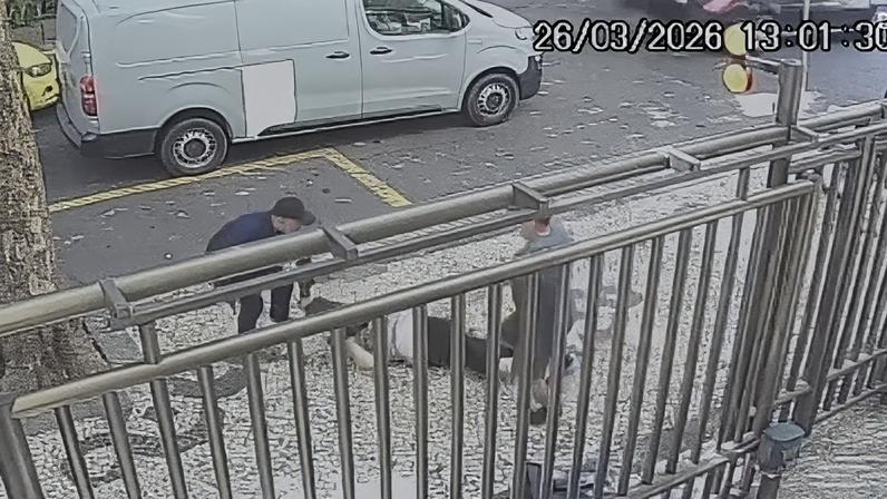 Câmeras de segurança registram o momento em que criminoso armado aborda idosa e foge com a ajuda de um comparsa em motocicleta, em Copacabana