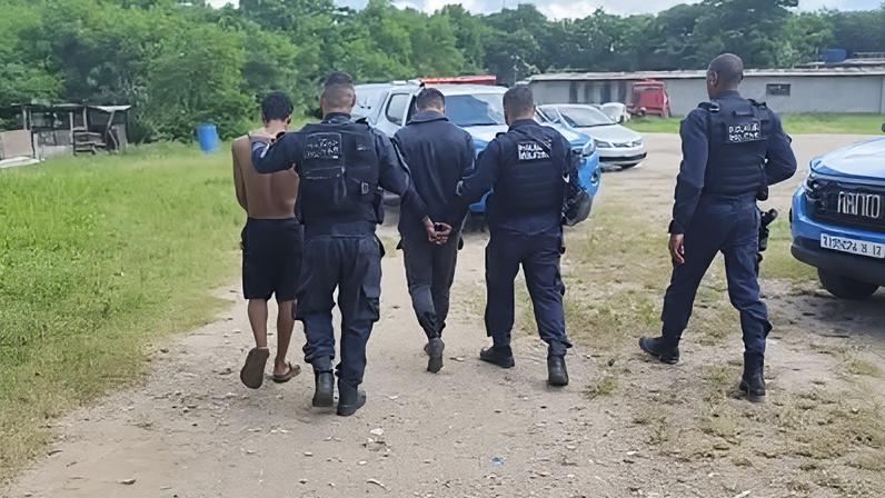 om o grupo, foram apreendidos dois fuzis, uma granada e entorpecentes ainda em processo de contabilização
