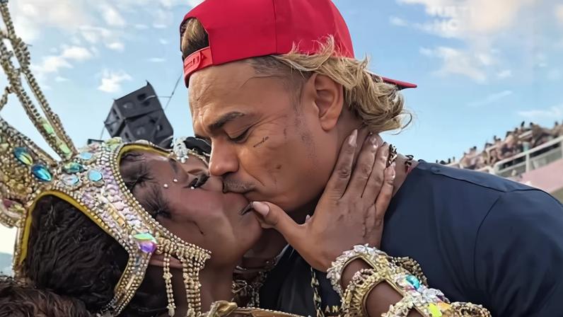 MC Cabelinho e Carol Macharette durante Desfile das Campeãs, no Rio de Janeiro