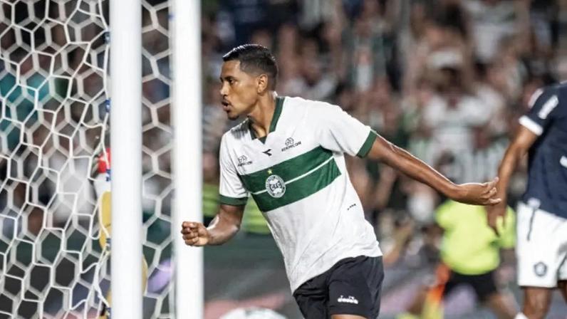 Pedro Rocha comemora gol do Coritiba contra o Remo (Foto: JP Pacheco/Coritiba)