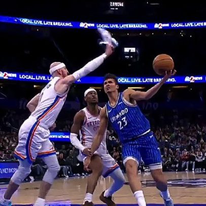 Jogador do Thunder usa tênis para impedir arremesso na NBA
