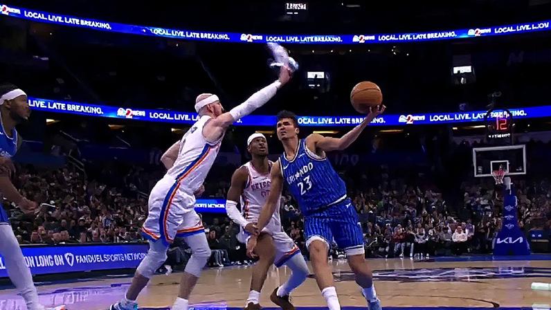 Jogador do Thunder usa tênis para impedir arremesso na NBA