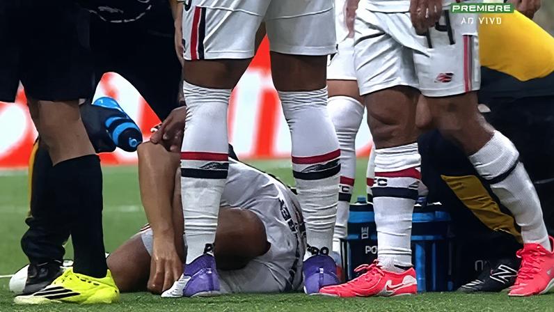 Lucas se lesionou em jogo contra o Atlético-MG