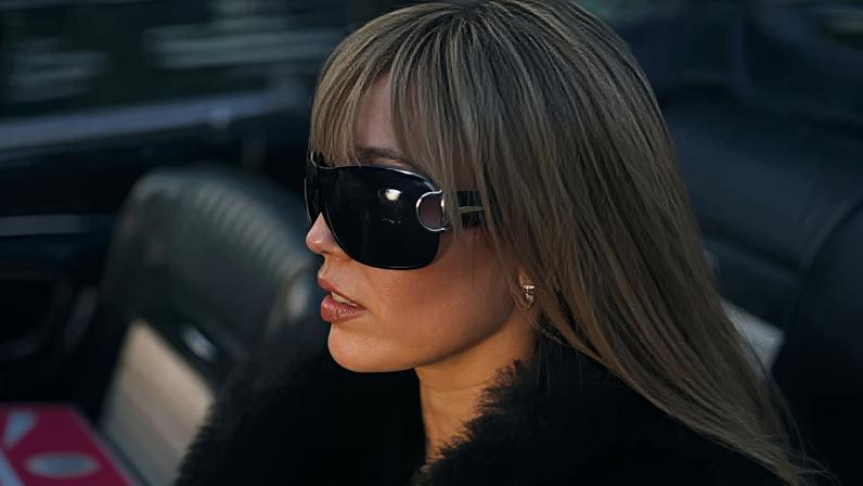 Miley Cyrus lança o single "Younger You", inspirado em Hannah Montana