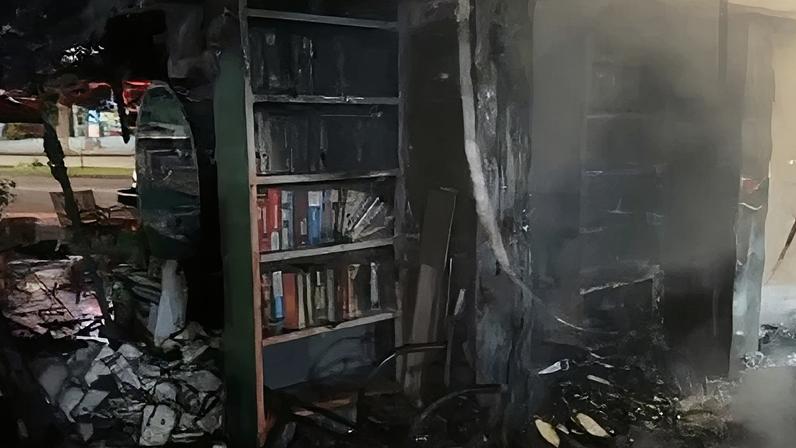 Um incêndio atingiu a biblioteca comunitária “Casa dos Saberes”, na região da Avenida Barão Homem de Melo com a Avenida Silva Lobo, no bairro Jardim América, em Belo Horizonte, na noite desta sexta-feira