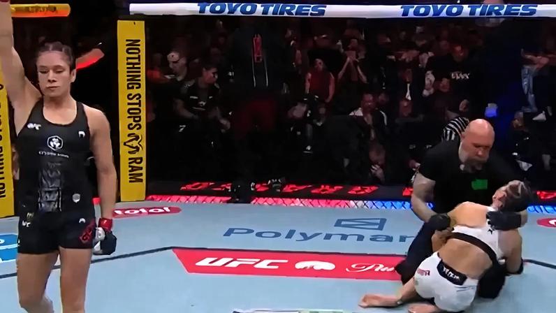 Maycee Barber ficou inconsciente após nocaute de Alexa Grasso (Foto: Reprodução)