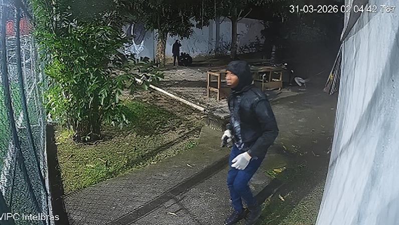 Imagens de câmeras de segurança mostram a ação dos criminosos no interior da casa de MC Poze do Rodo