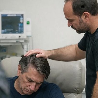 Carlos Bolsonaro afirma que pai está apagado por remédios