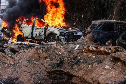 Carros incendiados em Tel Aviv após mísseis iranianos 24/3/2026 REUTERS/Tomer Appelbaum
