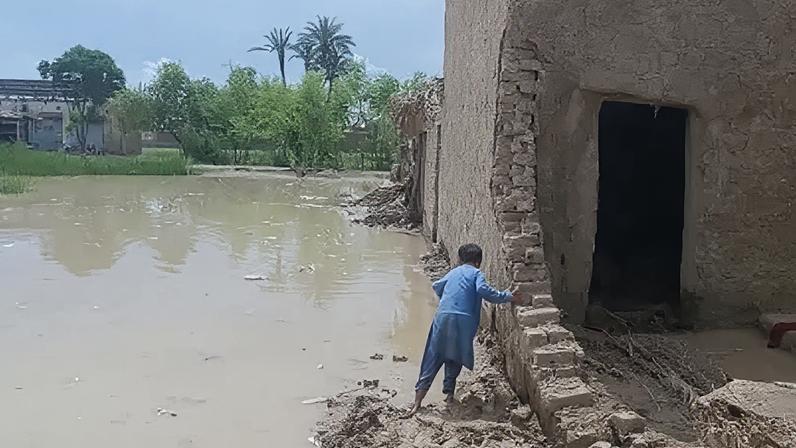 Casa destruída após inundações atingirem o Paquistão