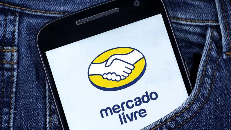 Celular no bolso de trás de calça jeans mostra logo do Mercado Livre.jpg