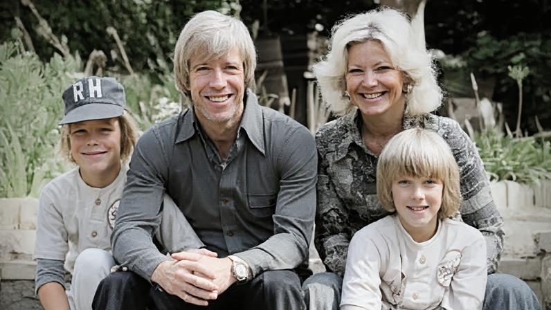 Chuck Norris, ex-esposa e os filhos, Michael e Eric