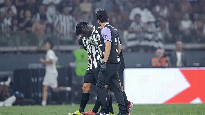 Cissé sai lesionado (Foto: Pedro Souza / Atlético)