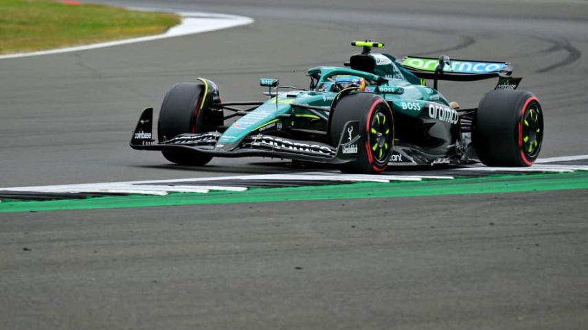 Espanhol Fernando Alonso, da Aston Martin, no treino classificatório para o GP da Inglaterra (foto: Andrej ISAKOVIC / AFP)