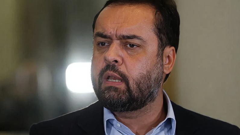 Castro disse que sai de "cabeça erguida" e que em seu mandato a figura do governador voltou a ser "respeitada" e "querida"