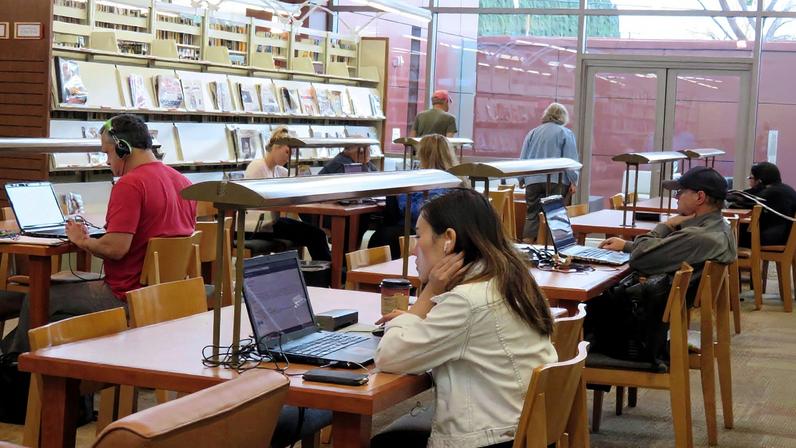Estudando em uma biblioteca