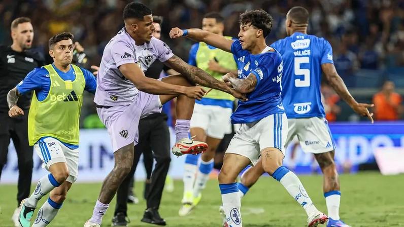 Confusao entre jogadores do Cruzeiro e Atletico MG, durante jogo da final do Campeonato Mineiro (Foto: Rodney Costa/Zimel Press/Gazeta Press)