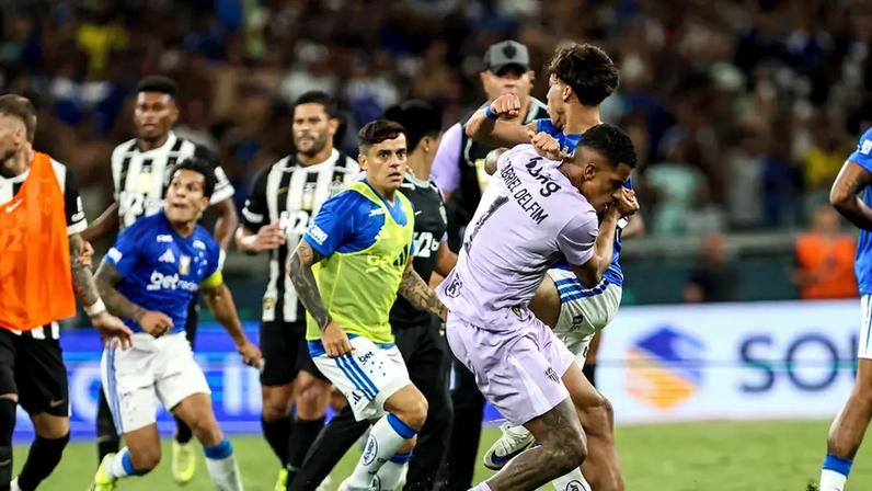 Confusao entre jogadores do Cruzeiro e Atletico MG, durante jogo da final do Campeonato Mineiro (Foto: Rodney Costa/Zimel Press/Gazeta Press)