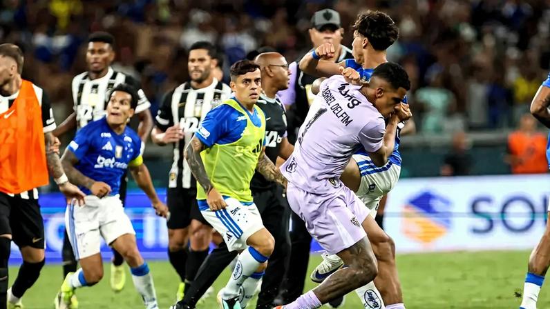 Jogadores de Cruzeiro e Atlético-MG protagonizaram briga campal no Mineirão (Foto: Rodney Costa/Gazeta Press)