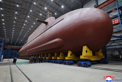 O líder norte-coreano Kim Jong Un inspecionou o submarino nuclear do país, estimado em 8.700 toneladas, e classificou o plano de desenvolvimento de submarinos nucleares de Seul como "um ato ofensivo"