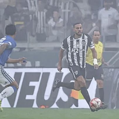 Fumaça vermelha atrasa início da final do Mineiro entre Cruzeiro e Atlético-MG