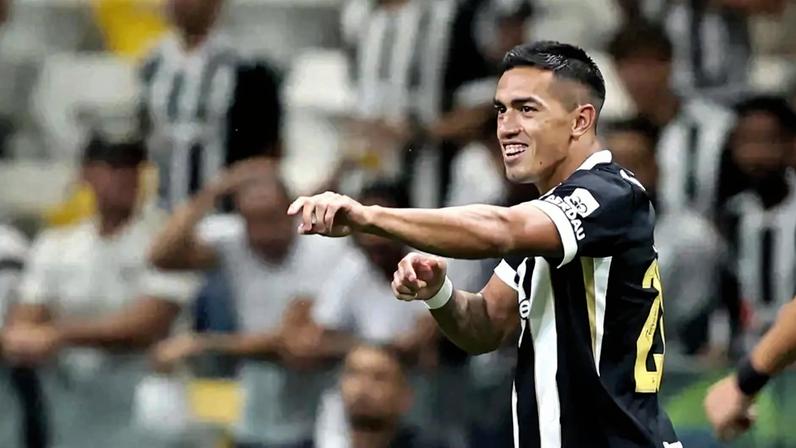 Cuello marca para o Atlético-MG contra o Internacional (Foto: Gilson Lobo/AGIF/Gazeta Press)