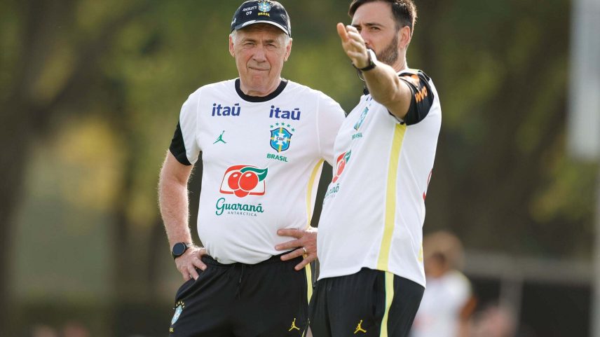 Carlo Ancelotti conversa com Davide Ancelotti durante os treinos para o amistoso contra a França