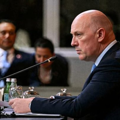 Partido no poder na Nova Zelândia cai nas pesquisas; Luxon nega renúncia