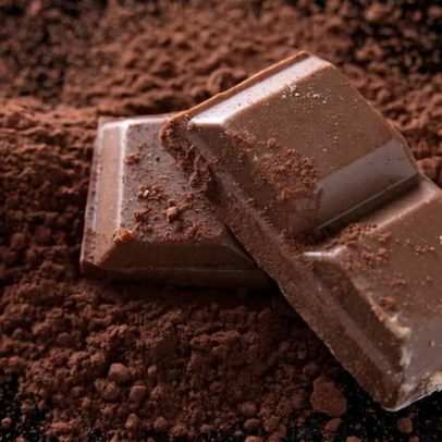 Chocolate amargo pode ajudar a reduzir pressão alta e trombose, aponta estudo