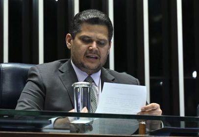 Alcolumbre busca parecer jurídico antes de se manifestar sobre CPMI do INSS
