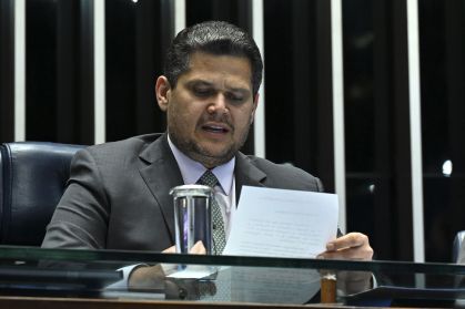 O presidente do Senado e do Congresso Nacional, senador Davi Alcolumbre (União-AP), durante sessão no plenário