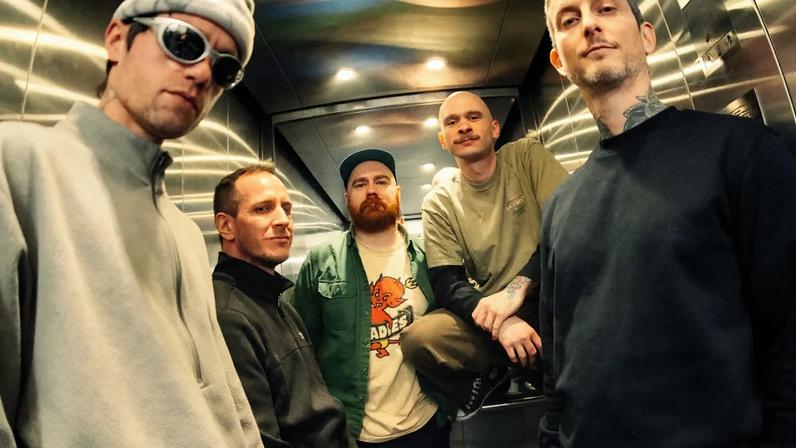 Drug Church lança colaboração com Riffy Pynch