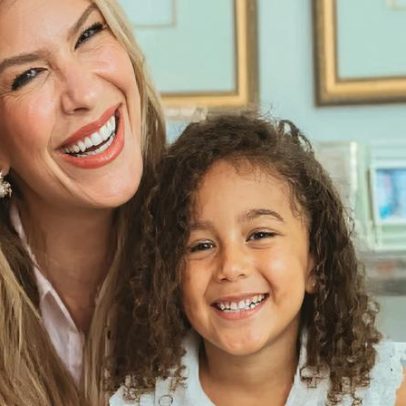 Lorena Improta, grávida, faz ensaio com filha e impressiona