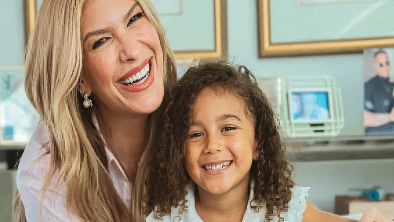 Lorena Improta, grávida, faz ensaio com filha e impressiona