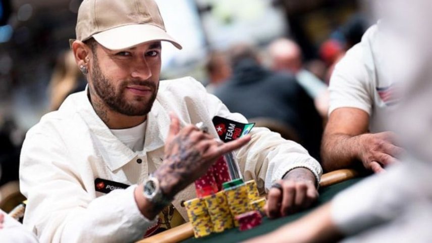 Neymar jogando pôquer. Disputas entram noite à dentro. Ele reclama dos questionamentos. 'É massacrante'
