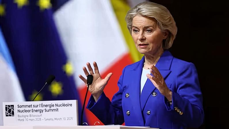 La presidenta de la Comisión Europea, Ursula von der Leyen, este martes en Paris.