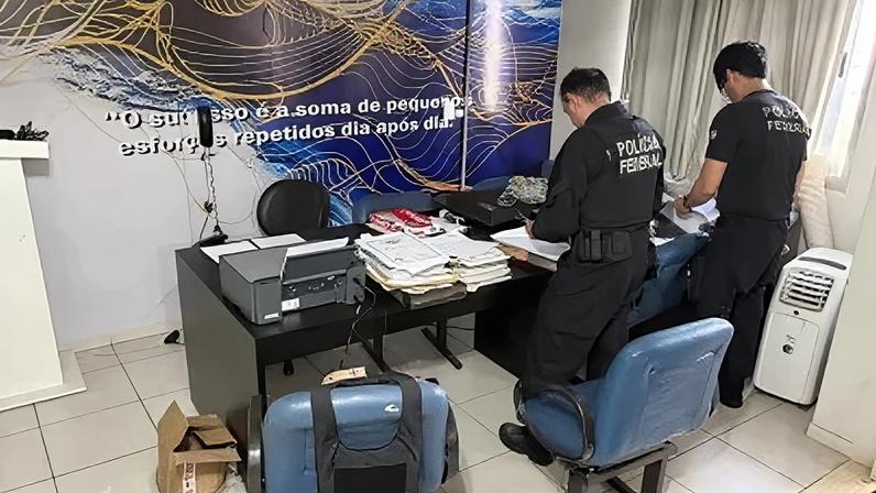 Uma operação da Polícia Federal contra um esquema de falsificação e comercialização irregular de diplomas acadêmicos no Brasil foi deflagrada na manhã desta terça-feira (24)