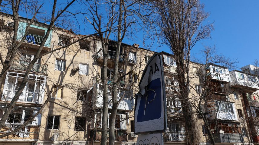 Um prédio de apartamentos danificado durante ataques noturnos de drones russos , em meio ao ataque da Rússia à Ucrânia, em Odessa, Ucrânia