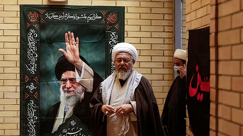 Un clérigo chií pasaba este domingo junto a una foto de Ali Jameneí, en la ciudad iraquí de Nayaf.